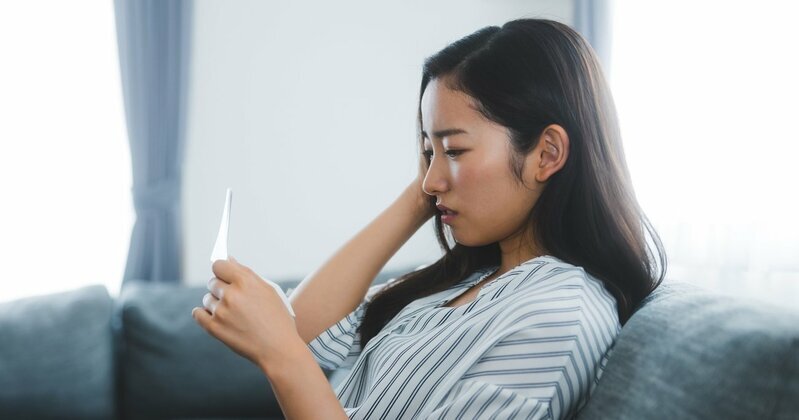 差出人不明の手紙を読む女性の姿、夫の不倫に苦しむ妻の葛藤