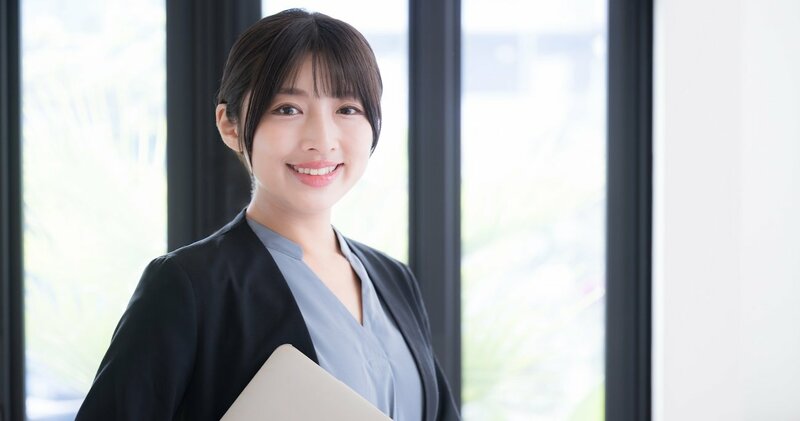 面接で語る学生と聞く面接官の様子