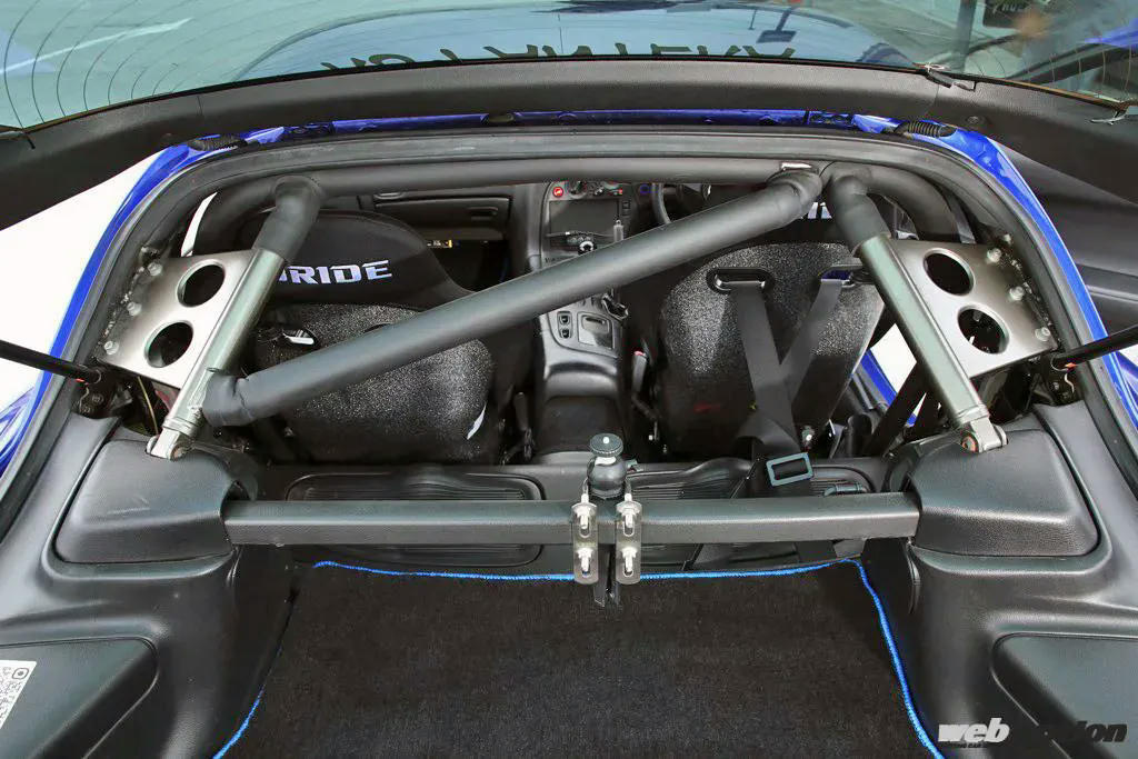 ボディにガゼット留めされた強固なロールケージとデフィのスポーツディスプレイが特徴的なFD3S RX-7のコックピット