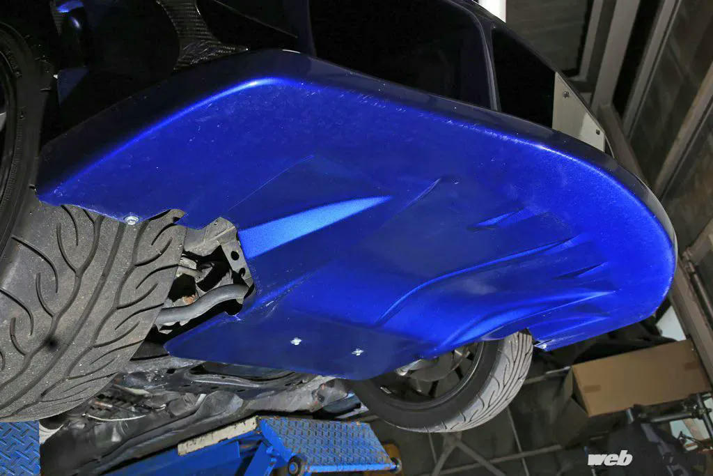 RSパンテーラ製フロントアンダーディフューザーとオリジナルフルエアロで武装したFD3S RX-7のフロントサイドビュー
