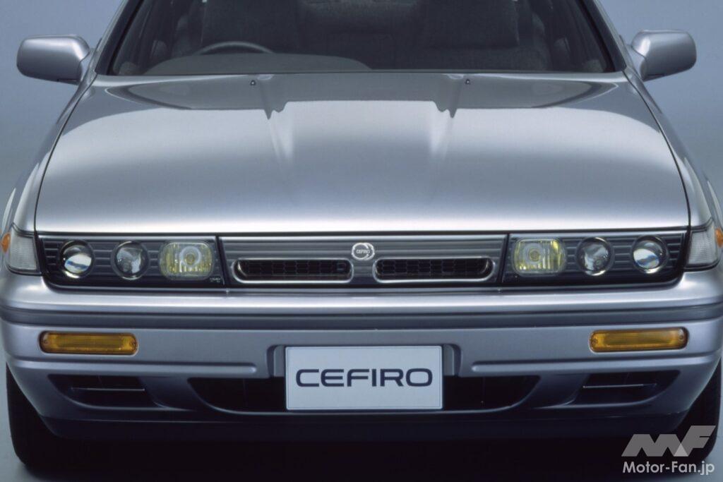 日産セフィーロ初代モデルのフロントビュー。1988年9月1日に発売され、トヨタ マークIIに対抗したスタイリッシュな4ドアセダン。