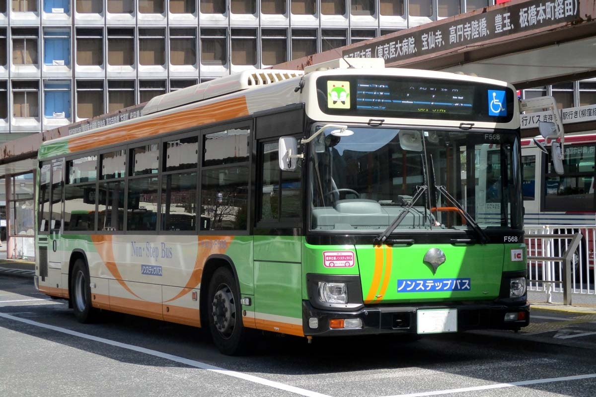 都営バスの車内風景。運転席から後方へ続く通路が見え、乗客の置き去り防止のための徹底した車内点検の必要性を示唆しています。