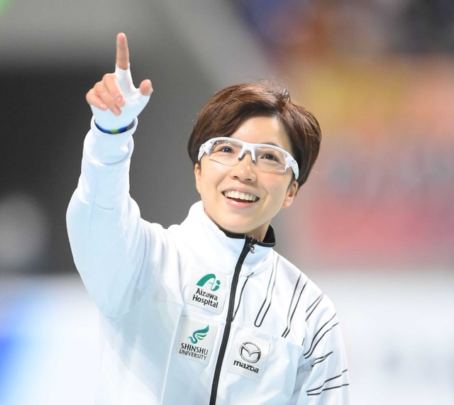 スピードスケート引退レース後に笑顔を見せる小平奈緒さん（2022年撮影）