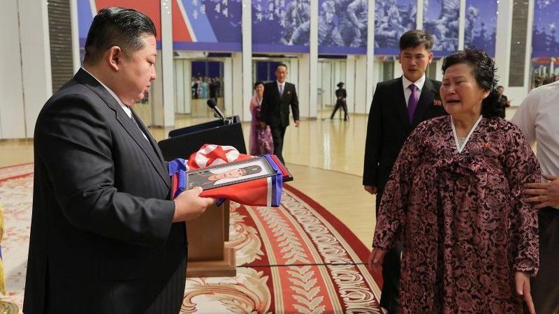 ウクライナ紛争で戦死した北朝鮮兵士の遺族と面会し、哀悼の意を表明する金正恩総書記