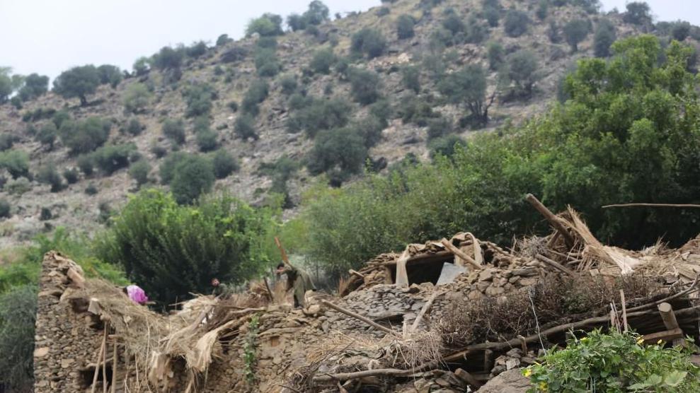 アフガニスタン東部クナル州で地震により破壊された建物