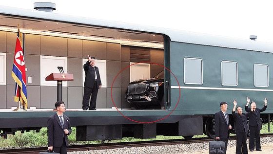 金正恩氏の専用列車内部に停車するメルセデス・マイバッハGLS 600 4MATIC。平安北道の水害現場訪問時に撮影された。