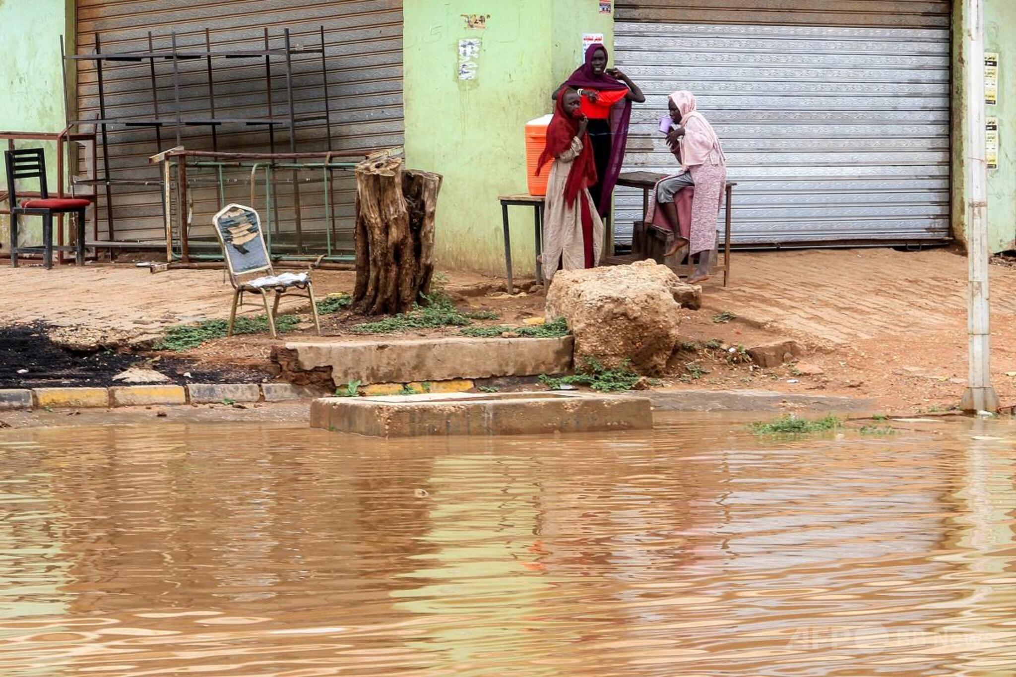 スーダンの首都ハルツームで大雨により冠水した道路。豪雨が各地で災害を引き起こしているスーダンの状況を示す一枚。
