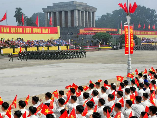 ベトナムと北朝鮮　軍事パレードの違いが映し出す両国の「余裕の差」