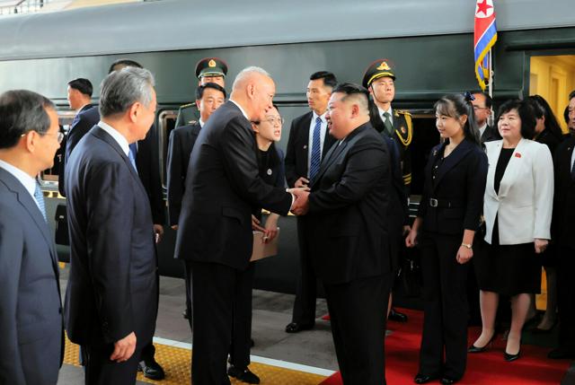 金正恩総書記の到着写真に同行の娘？　韓国の国情院「有力な後継者」