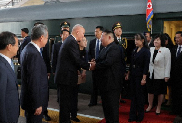 金正恩氏訪中に娘ジュエ氏が同行　初の外遊か　北朝鮮メディアが報道