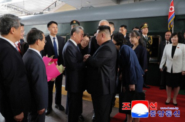 金正恩氏の娘ジュエ氏、習氏との会談同席なら後継者に?　韓国報道