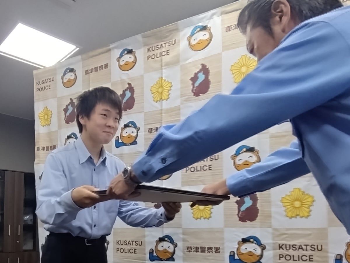 滋賀県警草津署の羽田賢一署長（右）から感謝状を授与される高校生、田中奈生史さん（左）。草津署での表彰の様子。