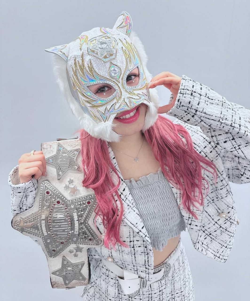 女子プロレスラー、スターライト・キッドがよみうりランドのプールで素顔の水着姿を披露し、浮き輪でリラックスして夏を楽しむ様子。