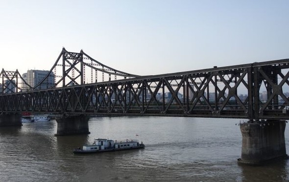 新義州と丹東を結ぶ鴨緑江鉄橋を渡る金正恩総書記の特別列車、中朝国境の象徴