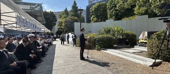 関東大震災朝鮮人虐殺102年追悼式で、西澤清代表が小池都知事の対応を批判し追悼の辞を述べる様子