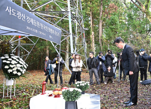佐渡鉱山での強制動員犠牲者追悼式で献花する遺族とパク・チョルヒ駐日大使、日韓関係の象徴として