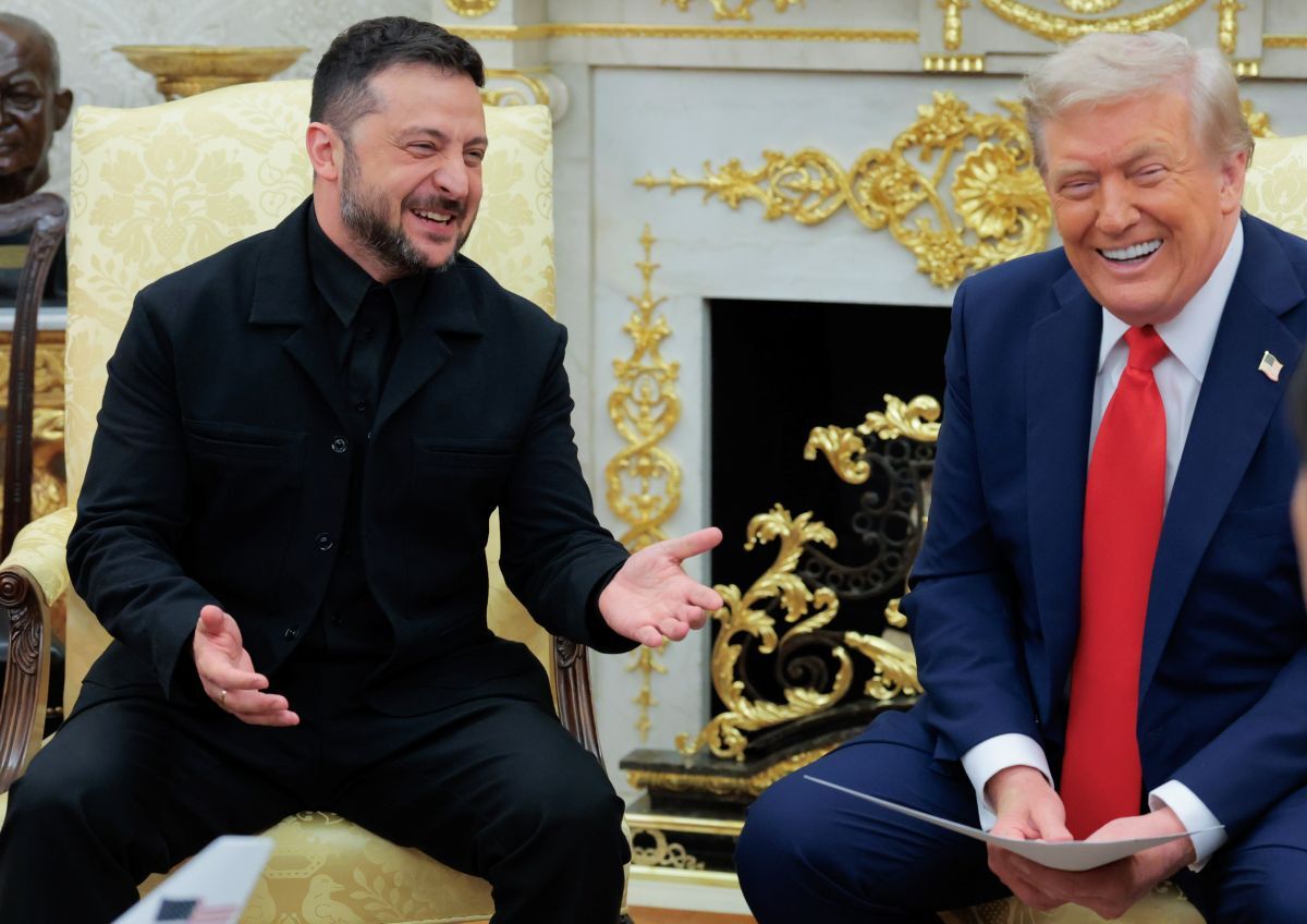 2025年8月18日、米ホワイトハウスで談笑するドナルド・トランプ大統領とウォロディミル・ゼレンスキー大統領。両者の服装は政治的メッセージを内包する。
