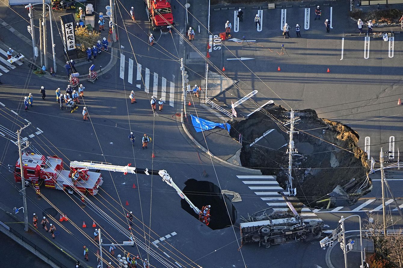 埼玉県八潮市で発生した大規模な道路陥没事故現場での救助活動。転落したトラックと新たに発生した陥没の様子