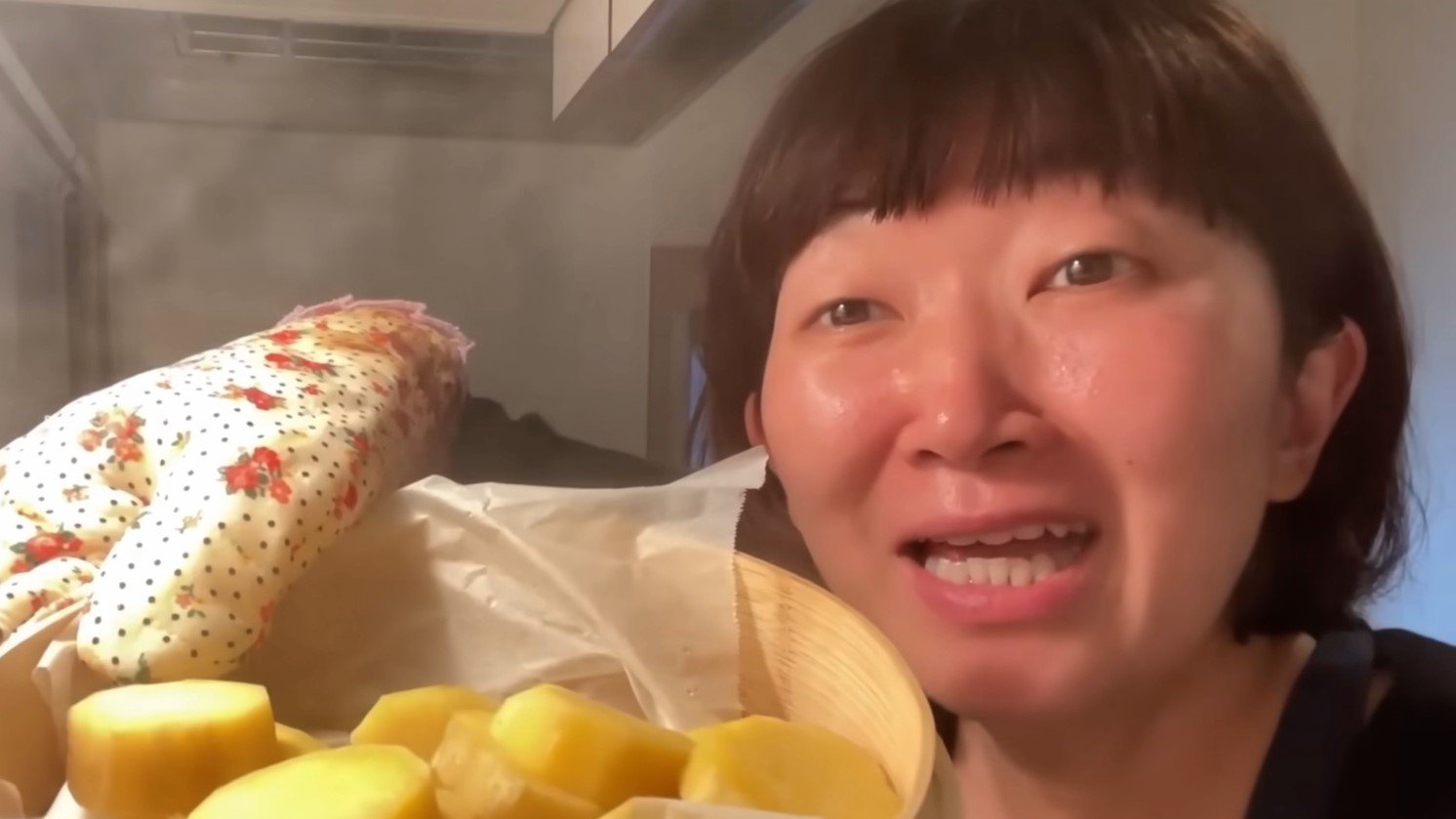 たんぽぽ川村エミコさんが笑顔で披露する、1ヶ月で8.5kg減量成功に貢献したヘルシーなせいろ蒸しさつまいもサラダ