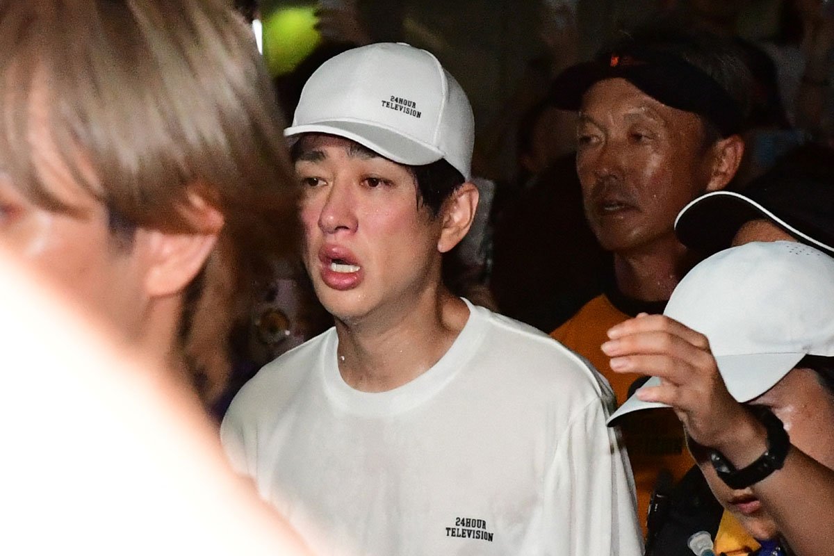 SUPER EIGHTの横山裕が24時間テレビのチャリティーマラソンを完走し、感動のゴールを迎える瞬間