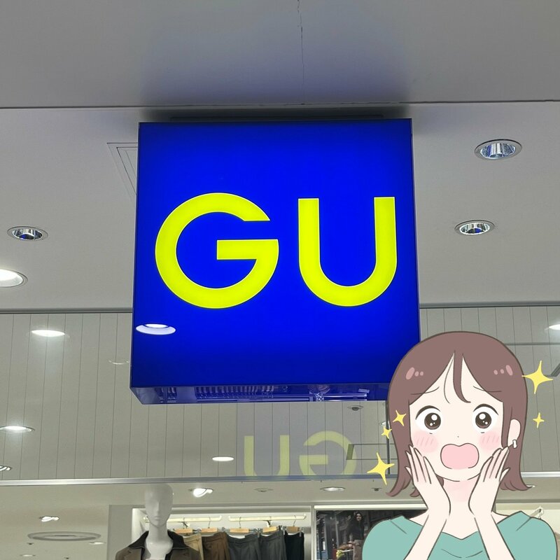 GUのUVカットフルジップパーカ（ライトグレー）を着用し、クロップド丈による脚長効果をアピールする着こなし。