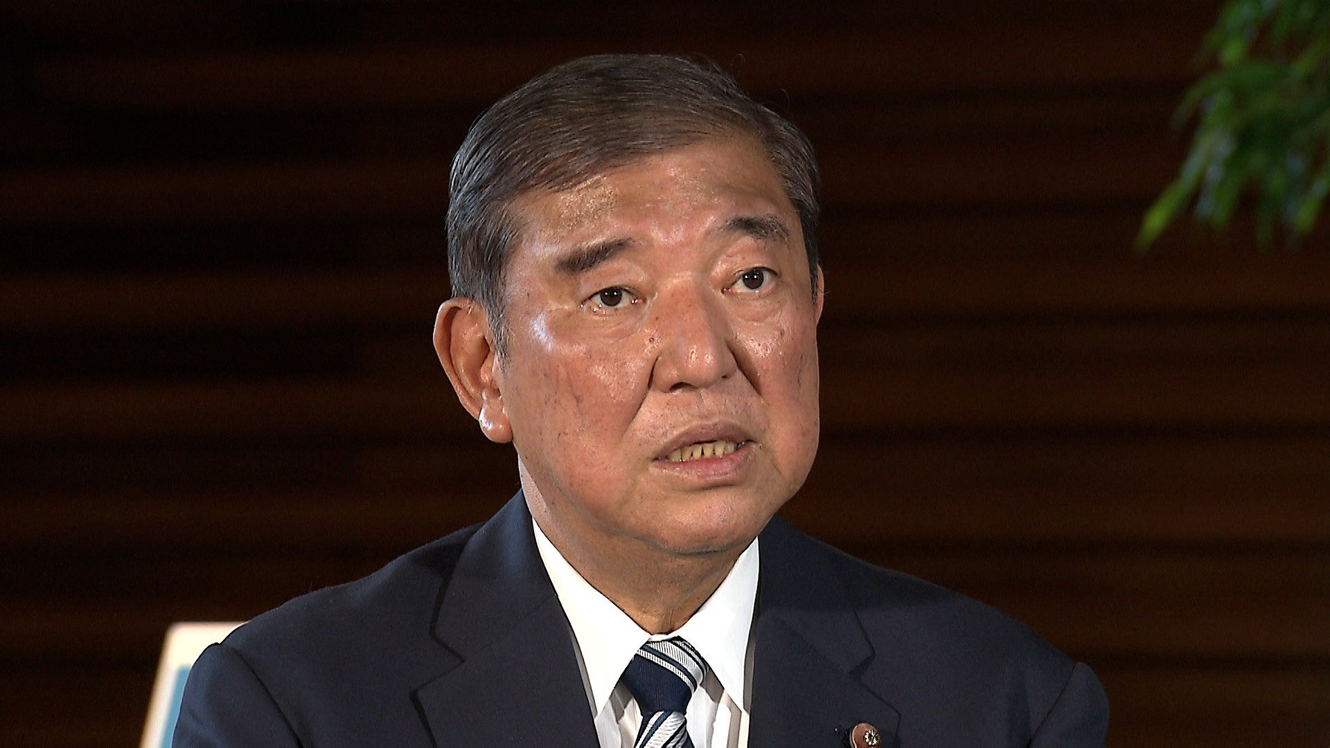 参院選敗北総括後、記者団に囲まれる石破首相