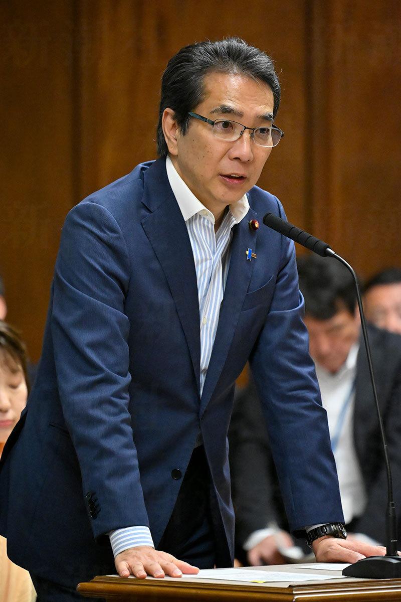 江藤拓・前農林水産大臣が自民党の「農業構造転換推進委員会」委員長に就任し、挨拶する様子。