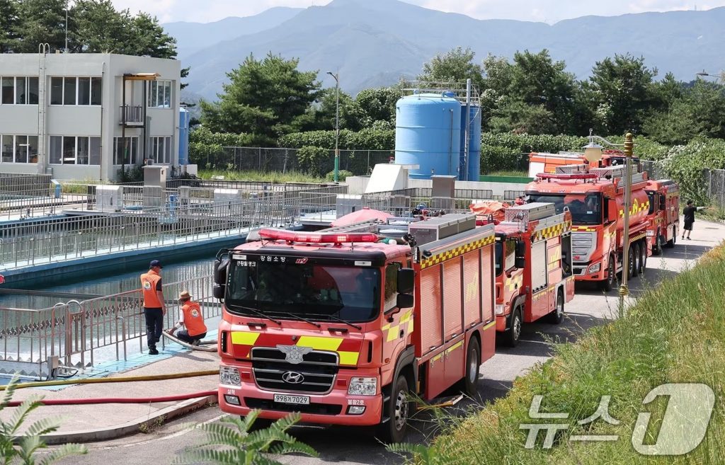 2025年8月31日、韓国江原道江陵市の洪済浄水場にて、深刻な干ばつに対応するため全国から集結し給水作業を行う消防車隊の様子。