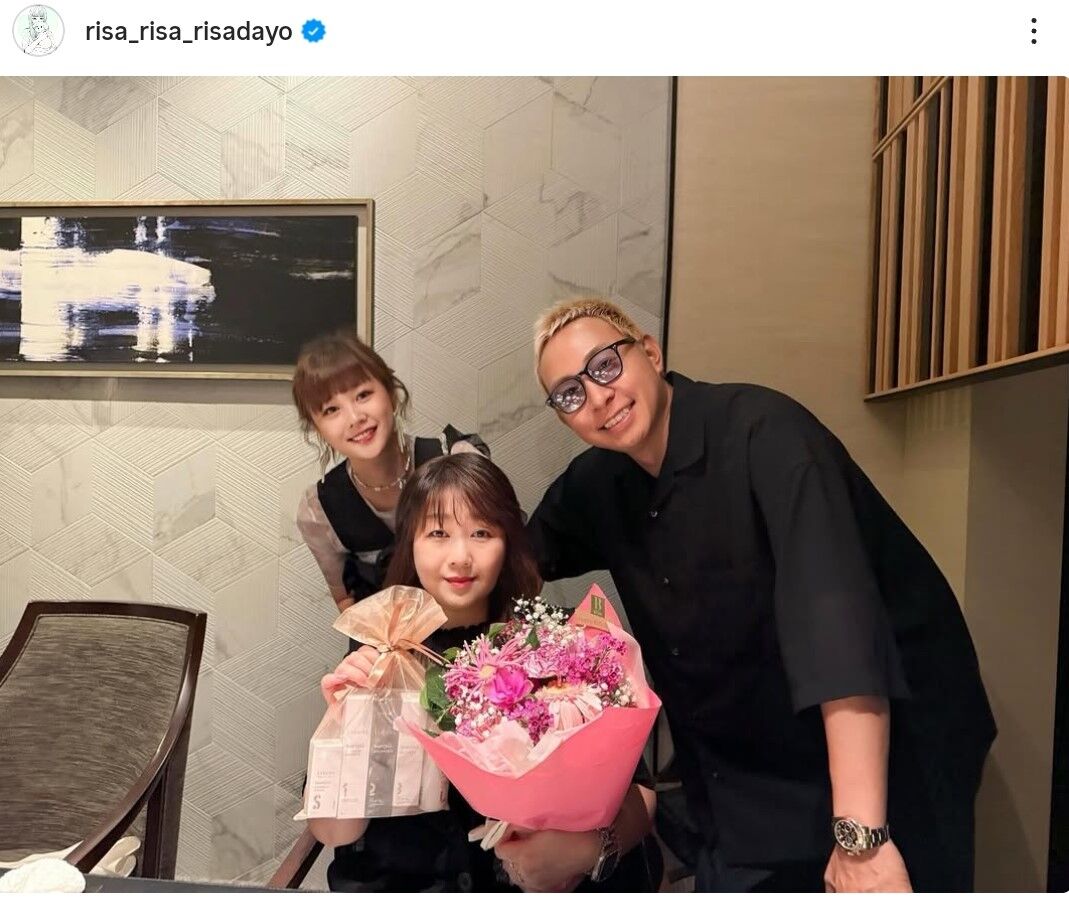 新垣里沙が夫・山口安威と母親の61歳誕生日を祝う家族写真、金髪の夫が笑顔で写る
