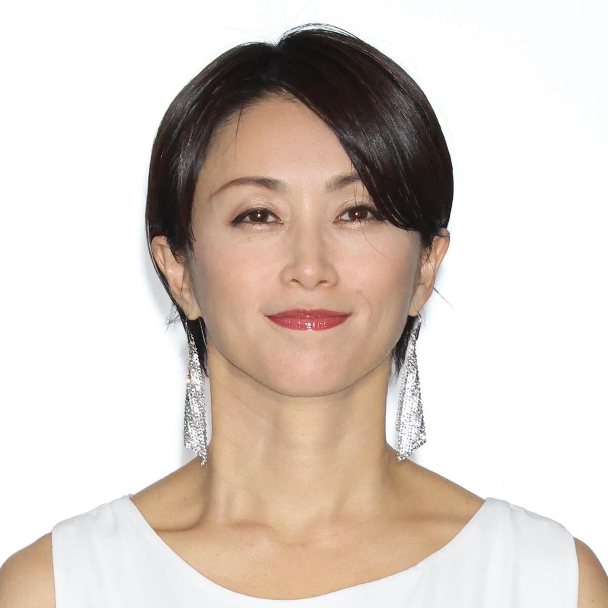 酒井法子が「クリスマスディナーショー2025」告知で披露した「碧いうさぎ」を連想させるブルーのうさぎ風衣装の最新ビジュアル。