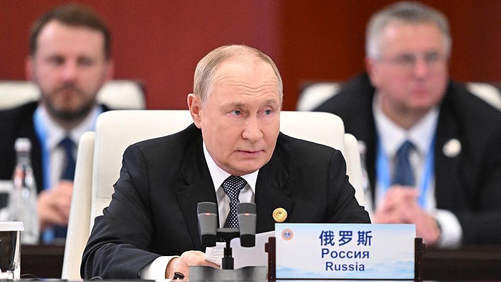 上海協力機構（SCO）首脳会議で演説するプーチン大統領。ウクライナ戦争終結に関するトランプ氏との「了解」発言が注目された。