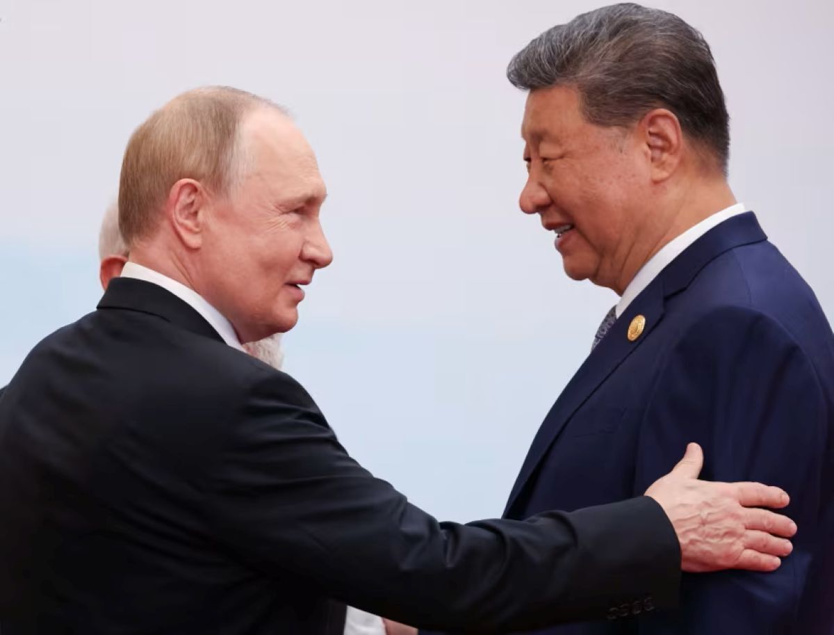 天津での上海協力機構首脳会議で会談するロシアのプーチン大統領（左）と中国の習近平国家主席。両国関係の「前例なき高水準」を強調。