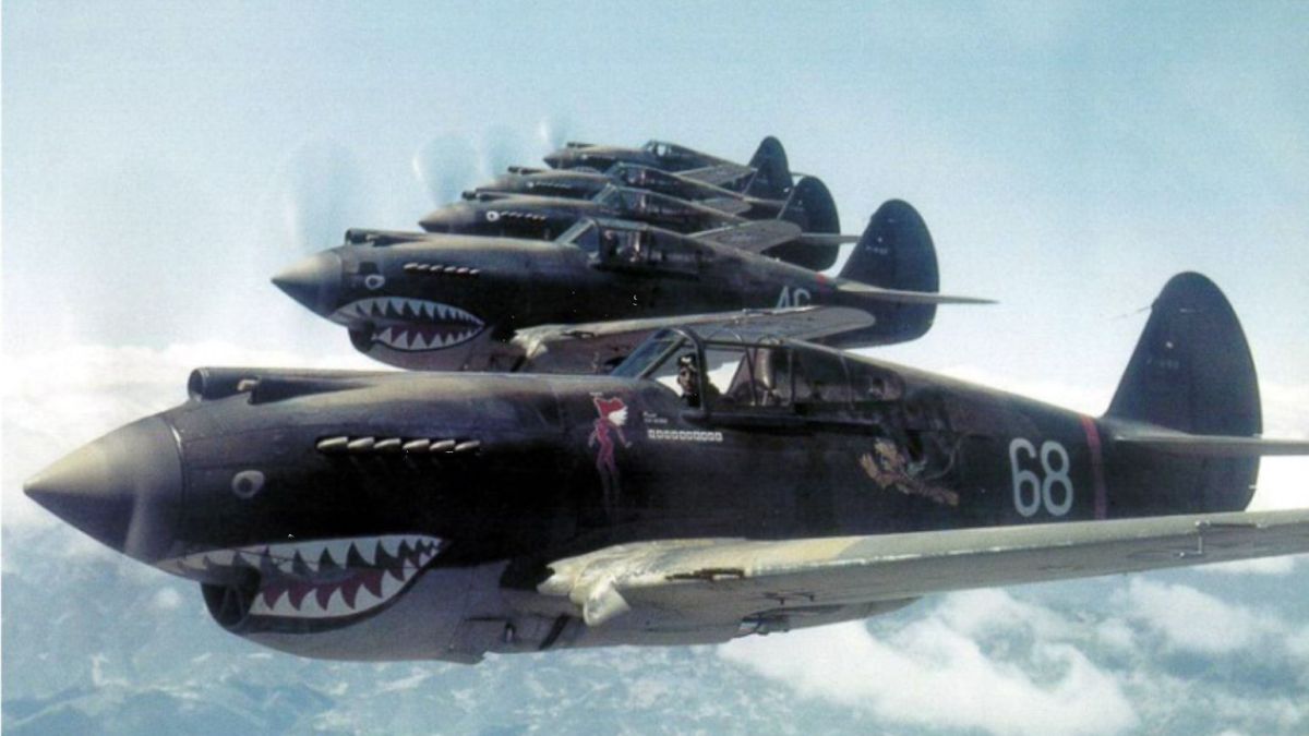 1942年5月、中国上空を飛行する「フライング・タイガース」のP-40戦闘機。シャークマウスが特徴的な米国義勇軍の機体