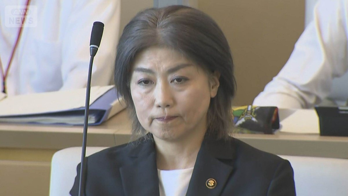 伊東市長・田久保真紀氏が不信任案可決の議場で議員を見つめる様子
