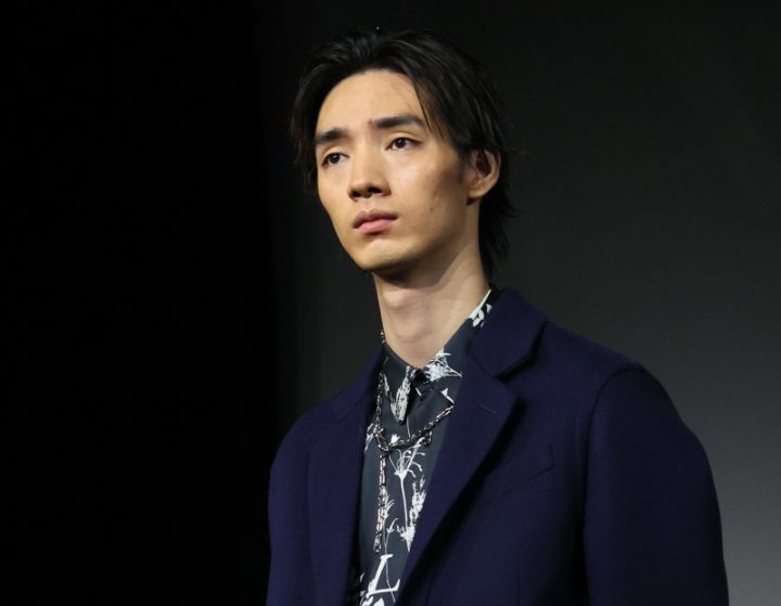 清水尋也容疑者が捜査員に連行される様子。薬物逮捕の現場写真。