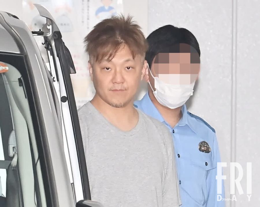 公職選挙法違反容疑で逮捕され、送検されるパチンコ店運営会社「デルパラ」の山本昌範社長。
