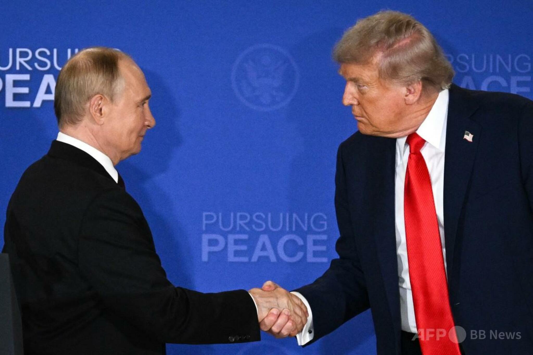 トランプ大統領とプーチン大統領、アラスカ首脳会談後の共同記者会見で握手