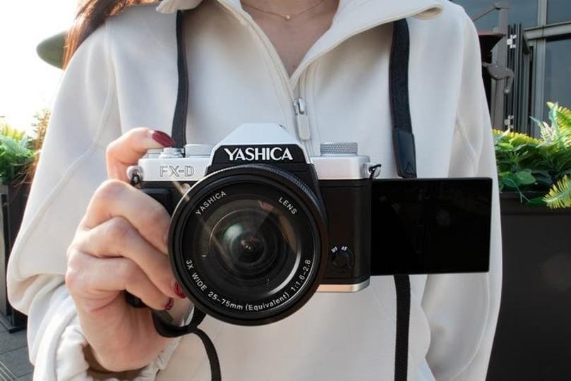 素敵なデザイン！　明るいレンズ付き　マニュアルカメラ　yashica ヤシカ、クラシカルデジカメのお手本のようなカメラを出す