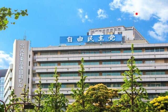 自由民主党本部。党内での石破茂総裁の進退を巡る議論が白熱する中、日本の政治の中枢が写し出されている。
