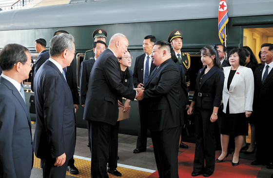 金正恩総書記が中国訪問時に専用列車で北京に到着する様子