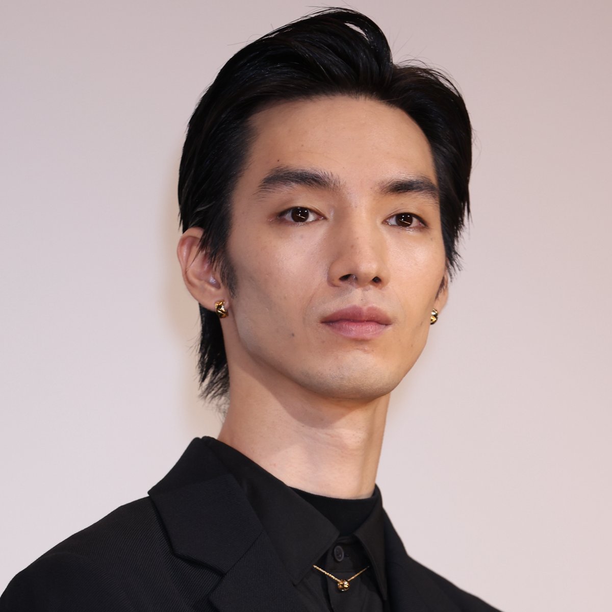大麻所持容疑で逮捕された俳優・清水尋也氏の連行される様子