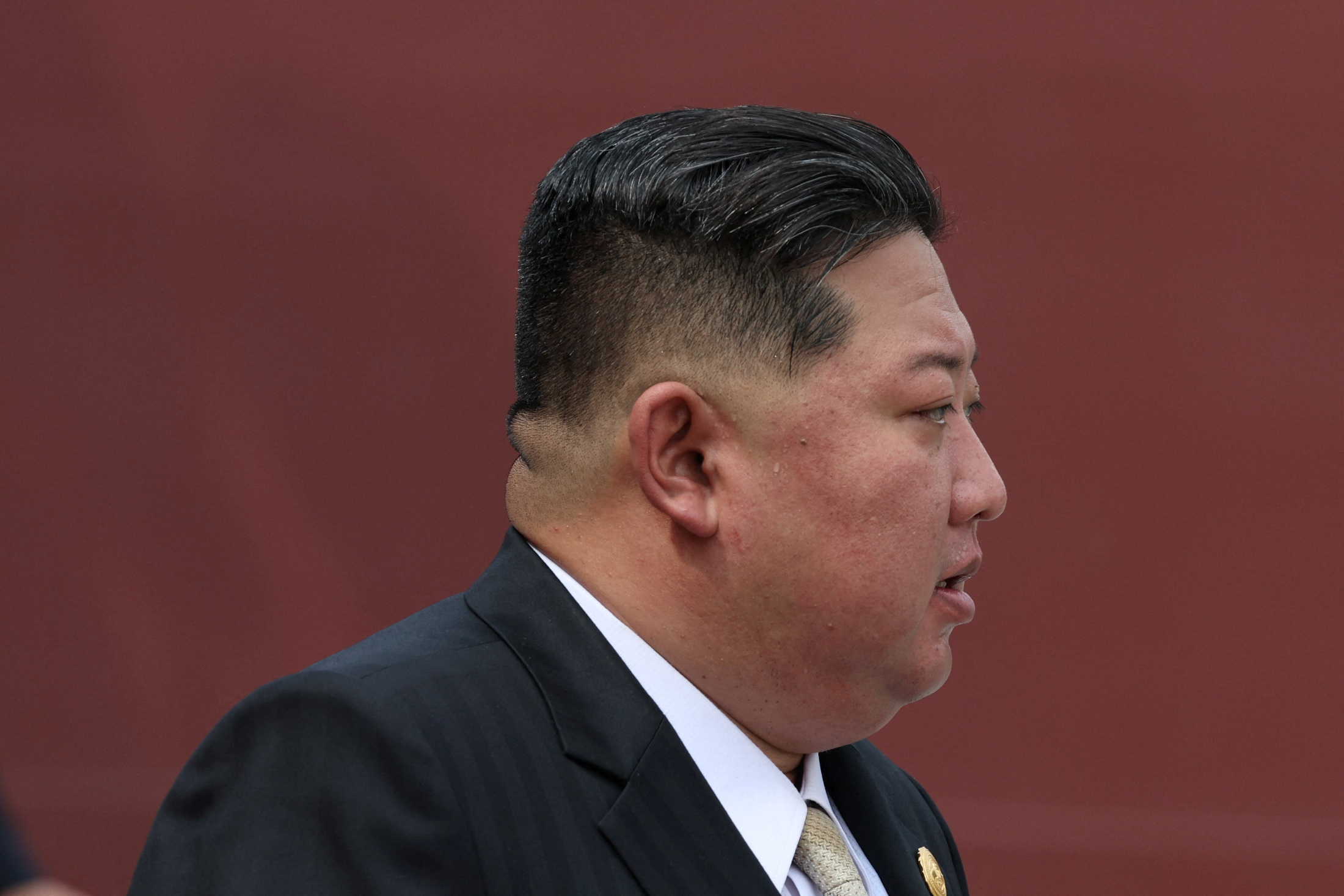 金正恩総書記と娘ジュエ氏が北京で並んで歩く姿。後継者としての動向が注目される北朝鮮の要人訪問を示す。