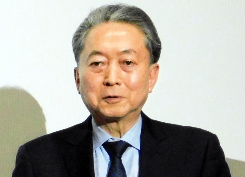 中国の軍事パレードに出席し、各国の要人と並ぶ鳩山由紀夫元首相
