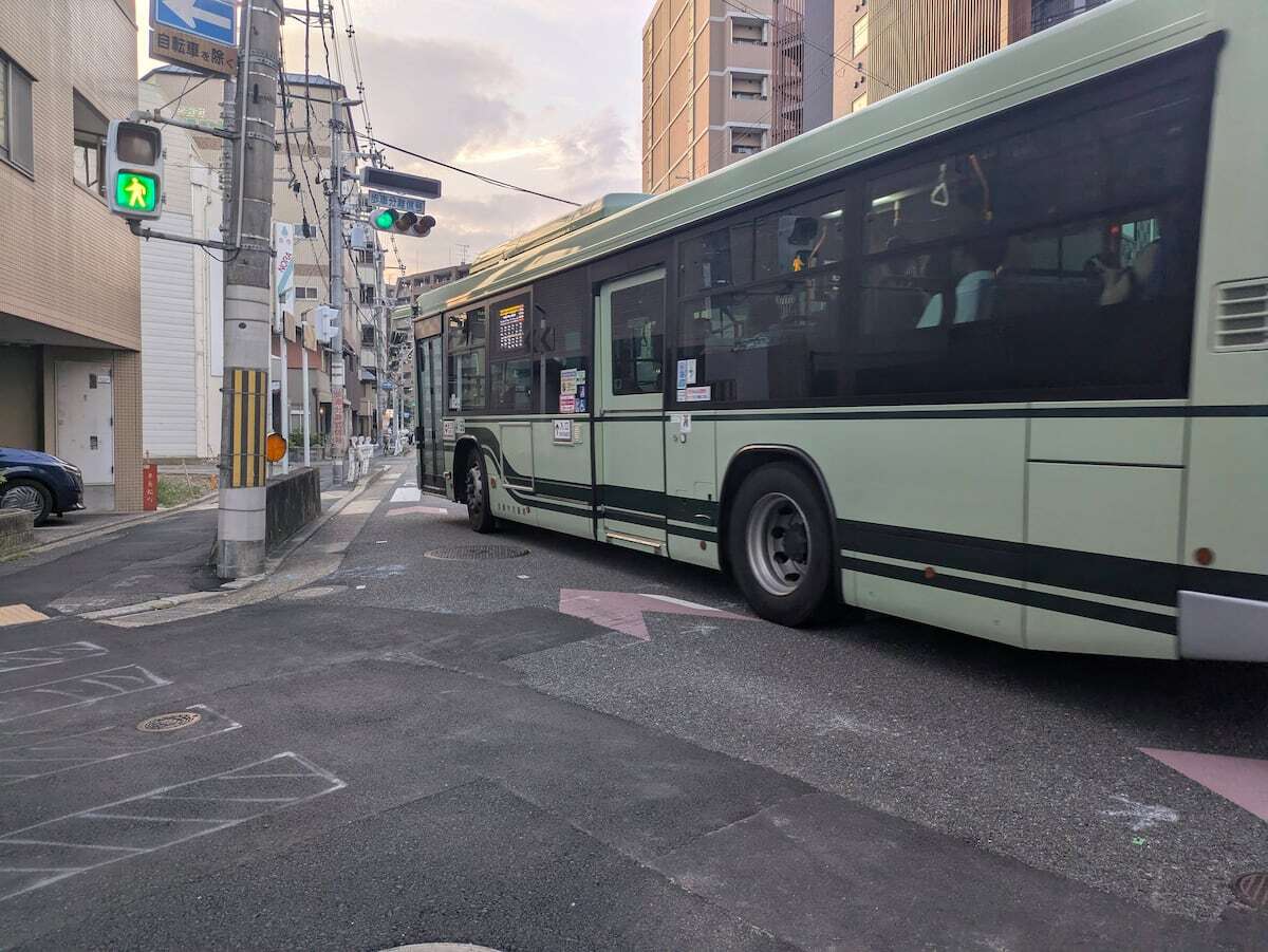 京都市上京区の市道でバスが急ブレーキを踏んだ現場。自転車の飛び出しが原因とされる非接触事故の捜査が進行中。