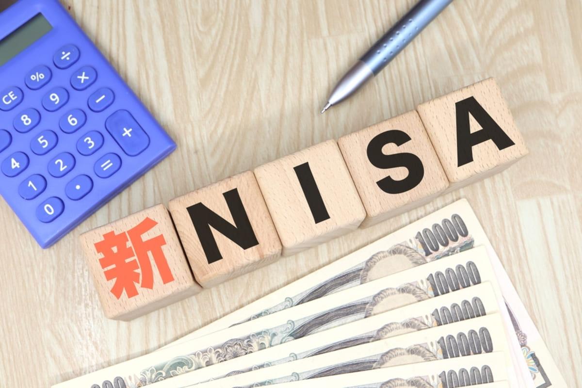 定年後にNISAを始める高齢者、月3万円の積立投資で老後資金を増やすイメージ
