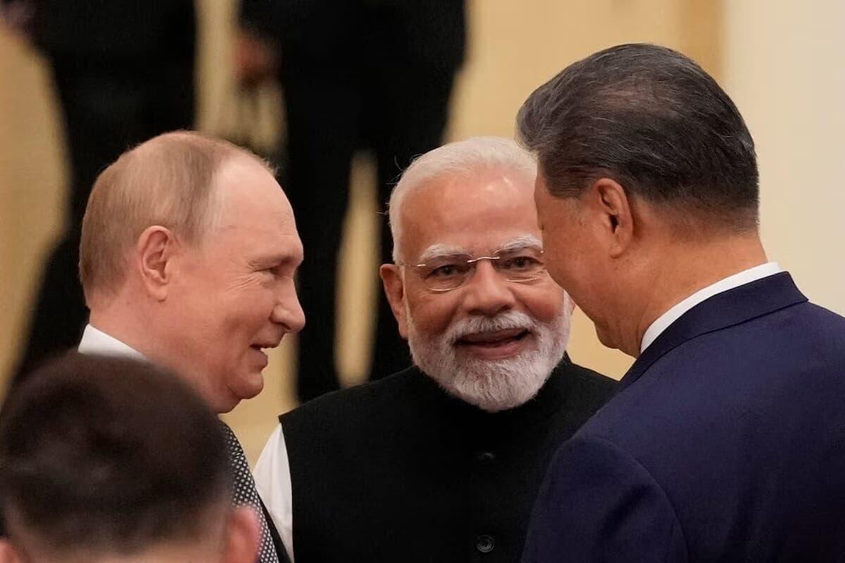 2025年9月1日、中国の天津で開催された上海協力機構サミットにて、和やかに会談するインドのモディ首相、ロシアのプーチン大統領、中国の習近平国家主席。トランプ前大統領の批判が報じられる中で、3カ国の接近が注目される。