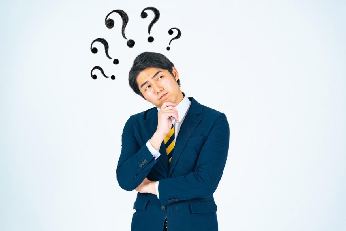管理職の昇進とそれに伴う年収の変化、残業代の有無、飲み会費用の増加を示すイメージ。非役職者と係長・課長・部長の平均年収比較も連想させる。