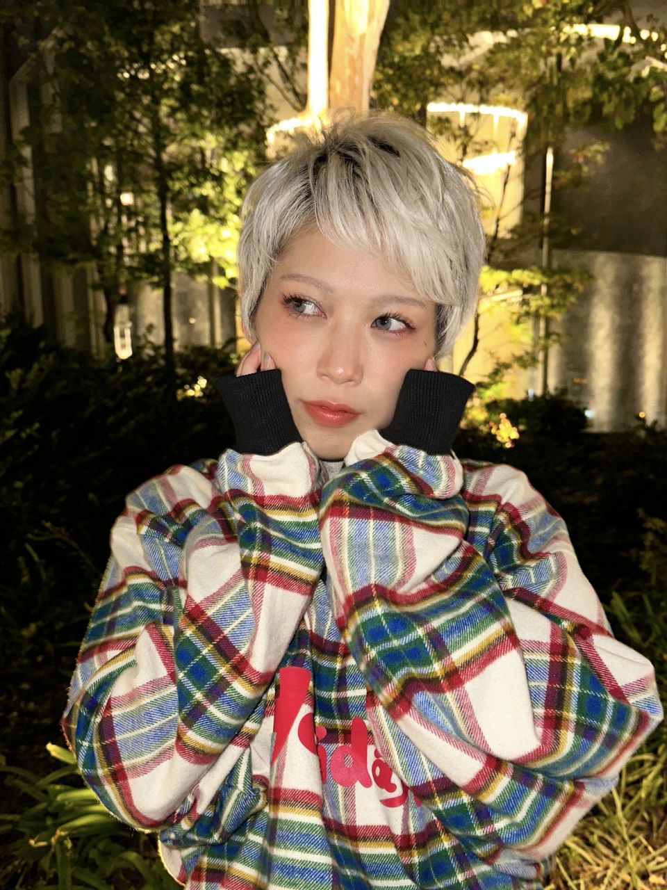 黒髪ショートヘアで全身タトゥー姿を披露するNMB48元メンバー木下百花
