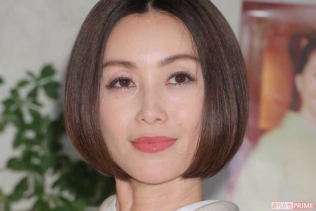 酒井法子、クリスマスディナーショー「BluRabb」の告知ポスター。青いフリルとラメ付きうさ耳で挑発的な衣装を纏う。