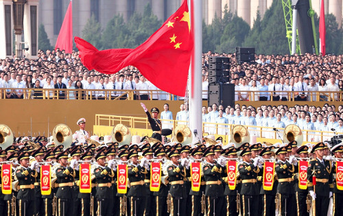 北京の天安門広場で行われた抗日戦争勝利80年記念軍事パレードで演奏する軍楽隊の様子